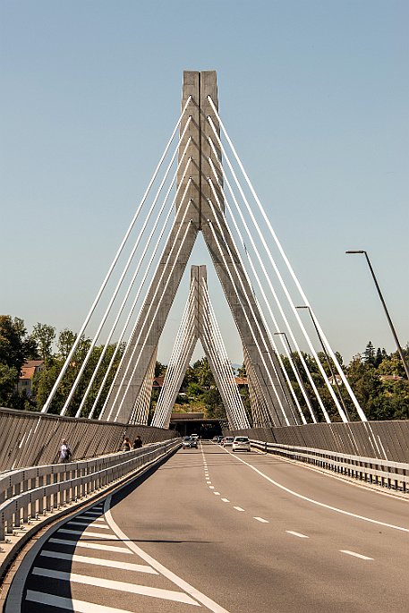 Poya Brücke Freiburg Die Poyabrücke (französisch Pont de la Poya) ist eine Strassenbrücke über die Saane in Freiburg in der Schweiz, die am 12. Oktober 2014 dem Verkehr übergeben...