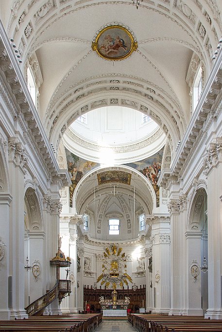 St. Ursenkathedrale | Solothurn Die St. Ursenkathedrale ist das wichtigste Bauwerk des Frühklassismus in der Schweiz, erbaut 1762-1773 vom Architekten Gaetano Matteo Pisoni aus Ascona.